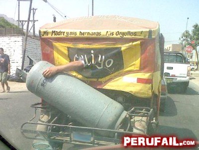mototaxi-balon-gas-mano-sosteniendo-atras.jpg